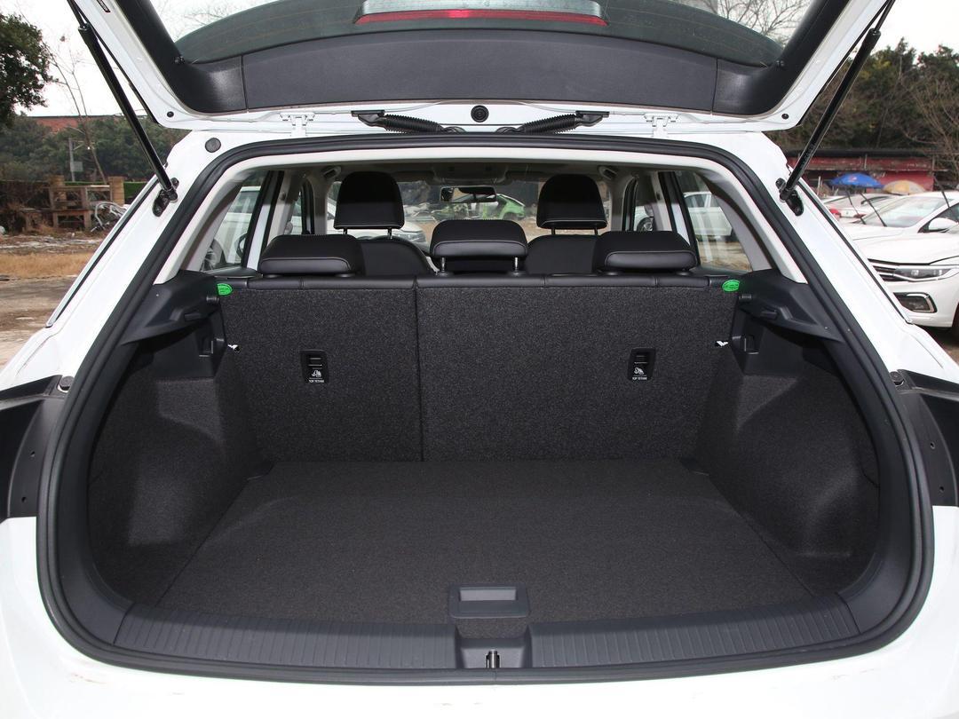 哪个瞬间让你觉得这车值了​有次带家人自驾游，开在盘山路上，我的车自适应巡航和车道