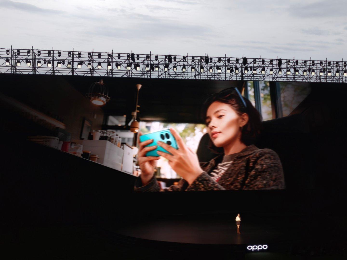 OPPO Find X9s Pro作为你的全能旅行神器，后盖采用一体冷雕工艺的绒