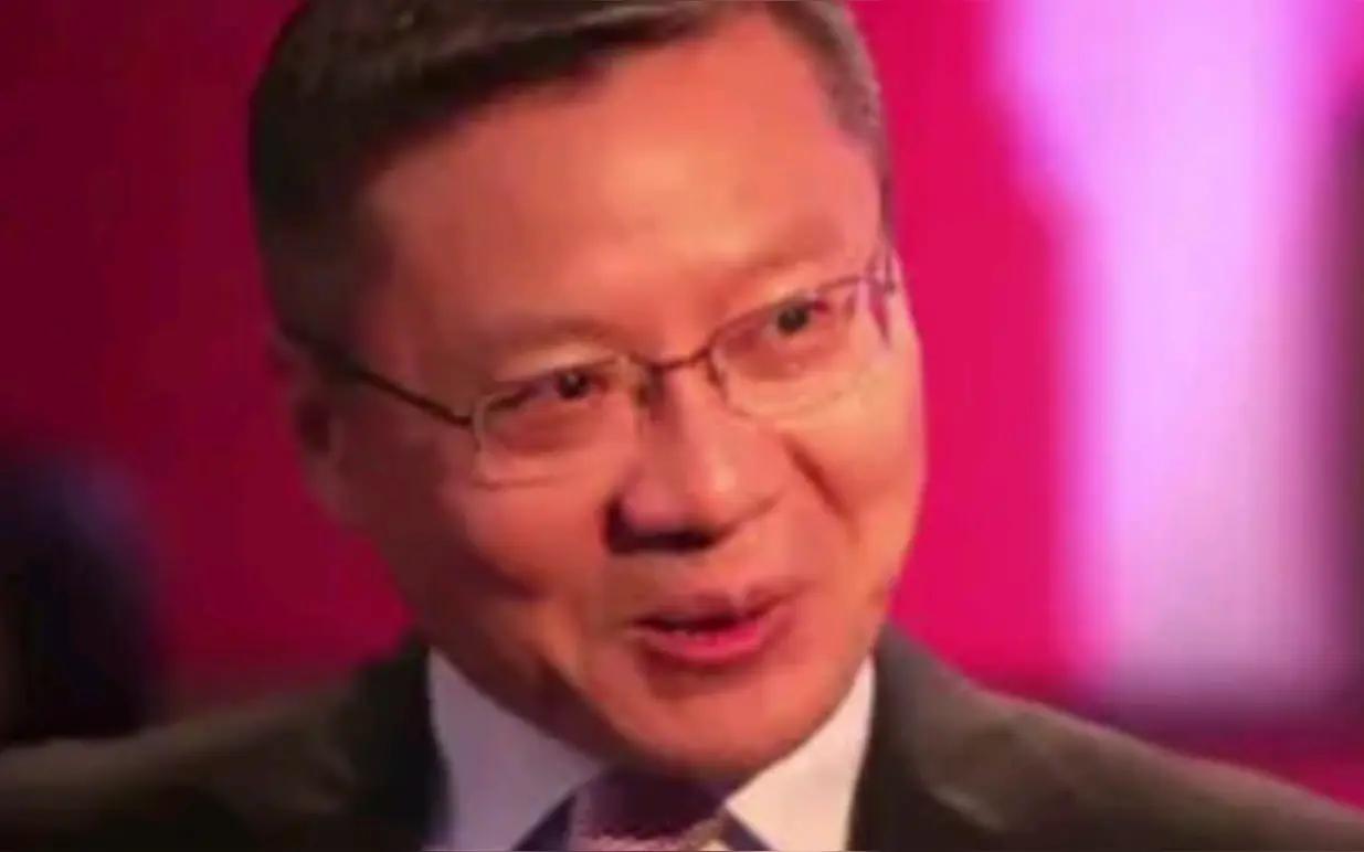 他俩有共同之处，都喜欢唱赞歌，但现在结局却大相径庭:
一个风生水起；一个销声匿迹