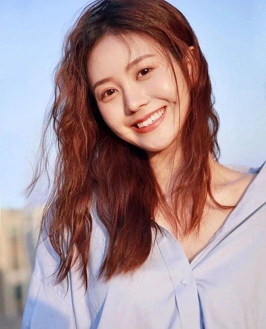 断崖式垮脸其实就是水毒很多人突然脸肿下垂、法令加深、下颌线模糊、早上整张脸垮塌显