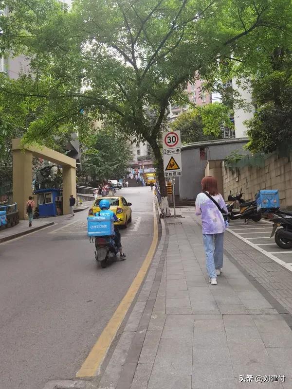 学生兼职送外卖一个月倒欠公司200多 学生兼职送外卖，干一个月居然倒欠公司200