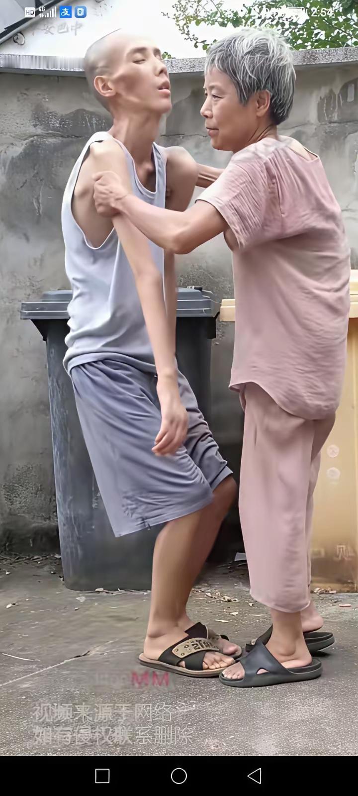 这一跪，瘦骨嶙峋的身子里装着千斤重的愧疚。
 
他是癌症晚期的儿子，再也没能成为