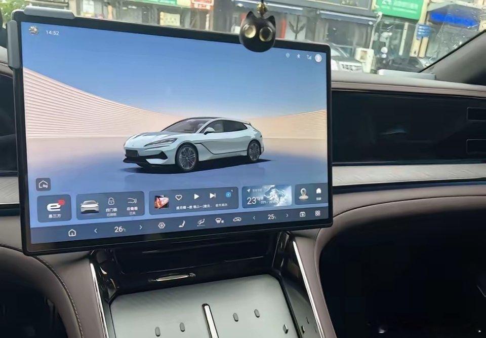 大部分普通老百姓或许更适合油车。电车可能更适合三类人：跑滴滴的，家里经济宽裕且已