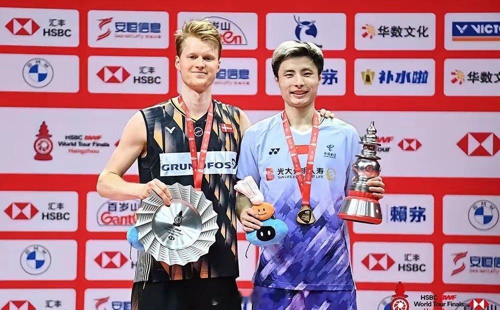 石宇奇:两尊总冠军奖杯，换不来一枚奥运金牌当石宇奇以犀利的进攻，2:0战胜强悍的