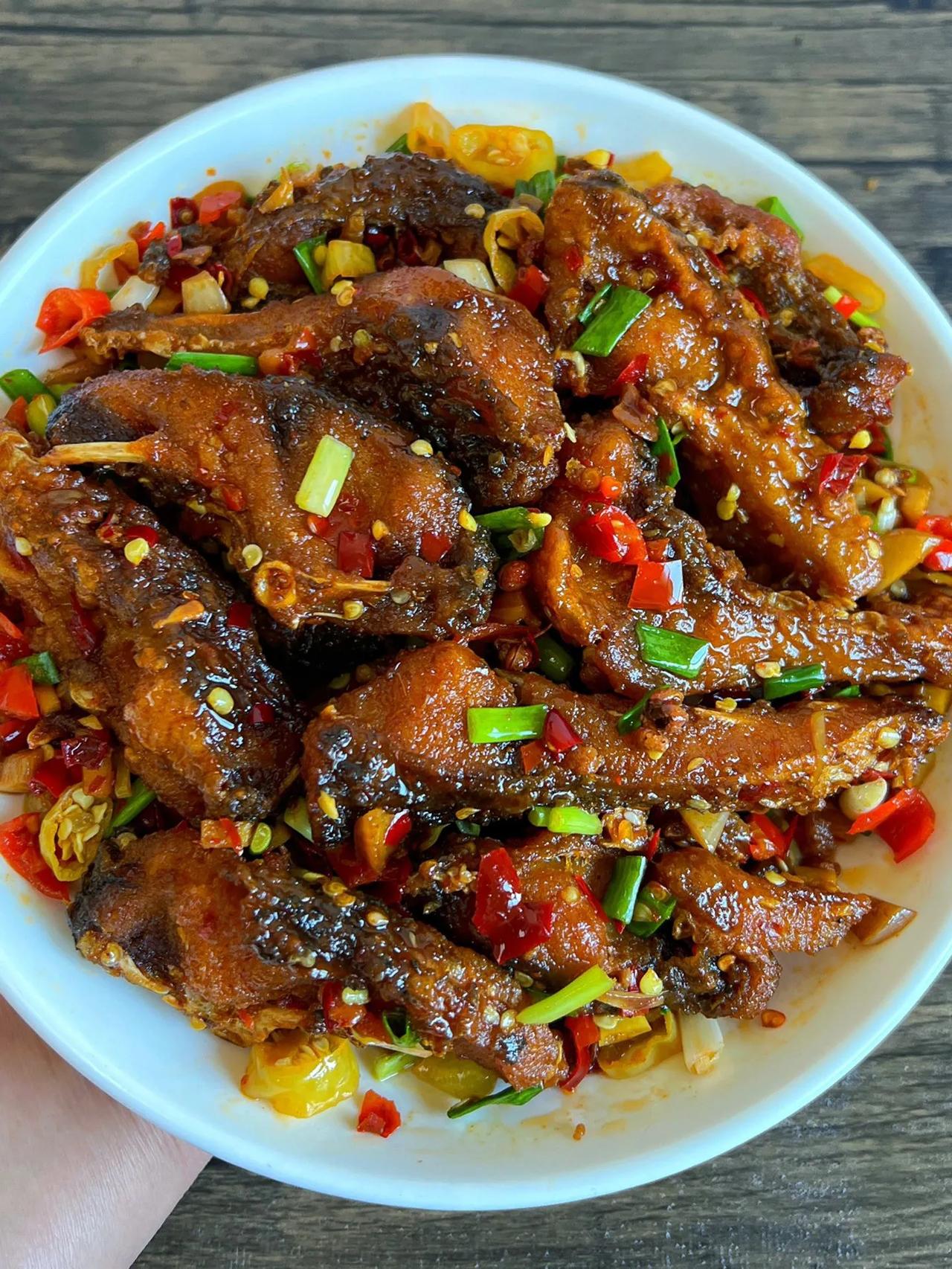 我妈做的这个香辣鱼块，真的太好吃了!
      我妈做的香辣鱼块太下饭了!跟外