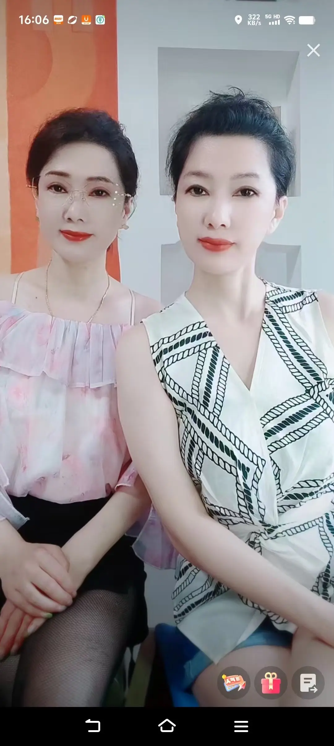 双胞胎姐妹，猜猜哪个是姐姐哪个是妹妹