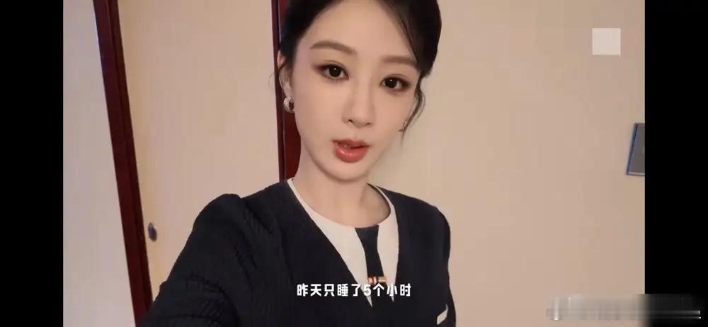 杨紫昨天发了条vlog，聊的却是10天前那场活动。她透露自己只睡了5小时，但全程