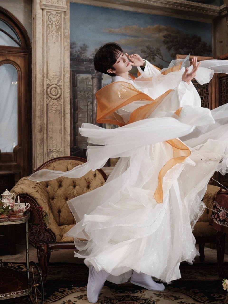 王敬轩舞台转场必有高人指点王敬轩这波舞台美学拉满！银龄春晚的转场堪称封神名场面，