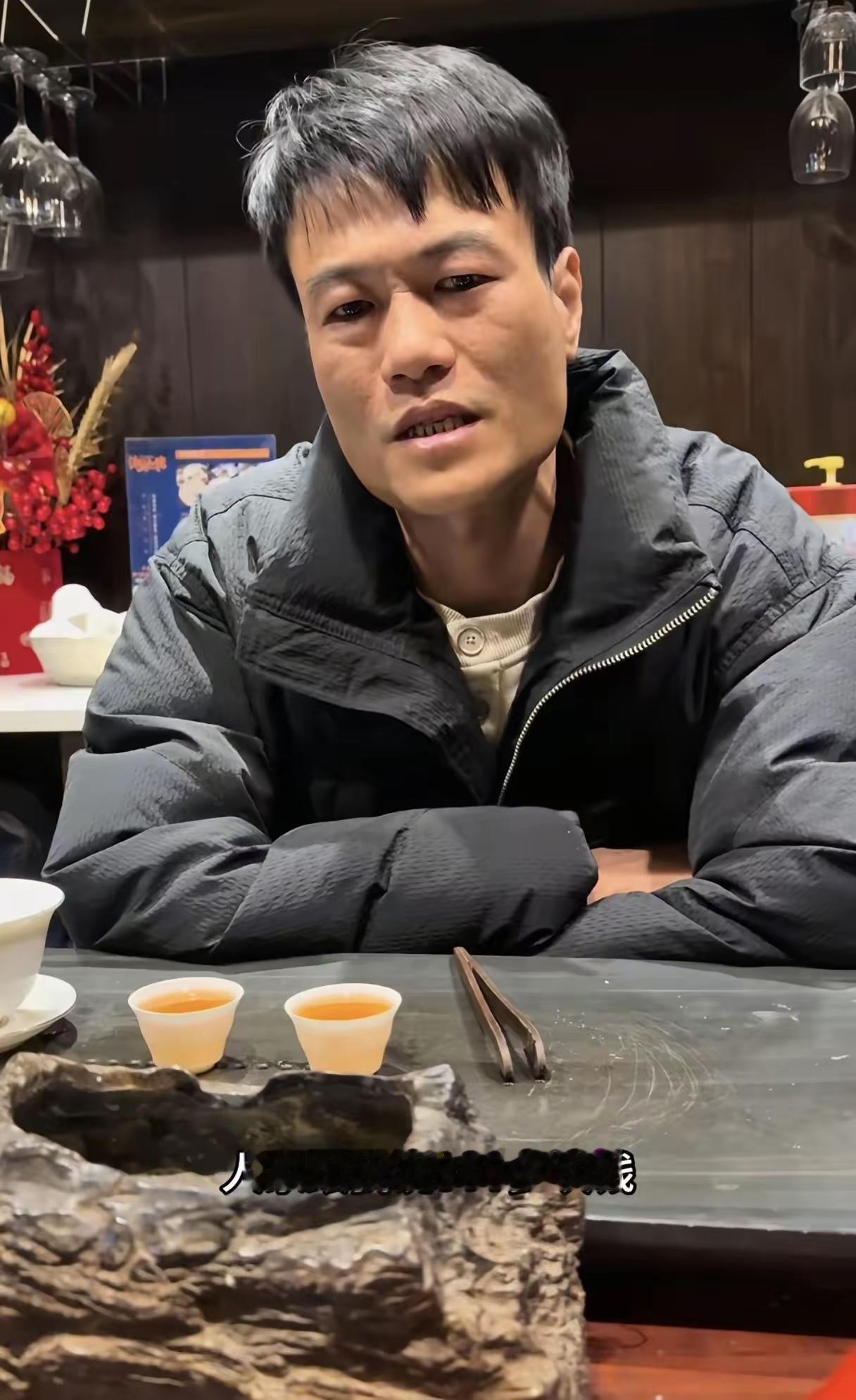 花1400拖车费的男子坚决硬刚到底，不删视频！
男子说：“花1780换好的轮胎，