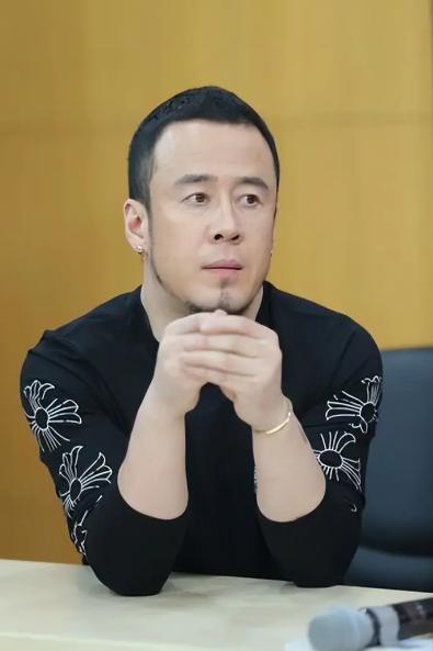 1996年，白雪宣布和杨坤分手，临别前，她扯下脖子上的项链递给杨坤，说道:“留个