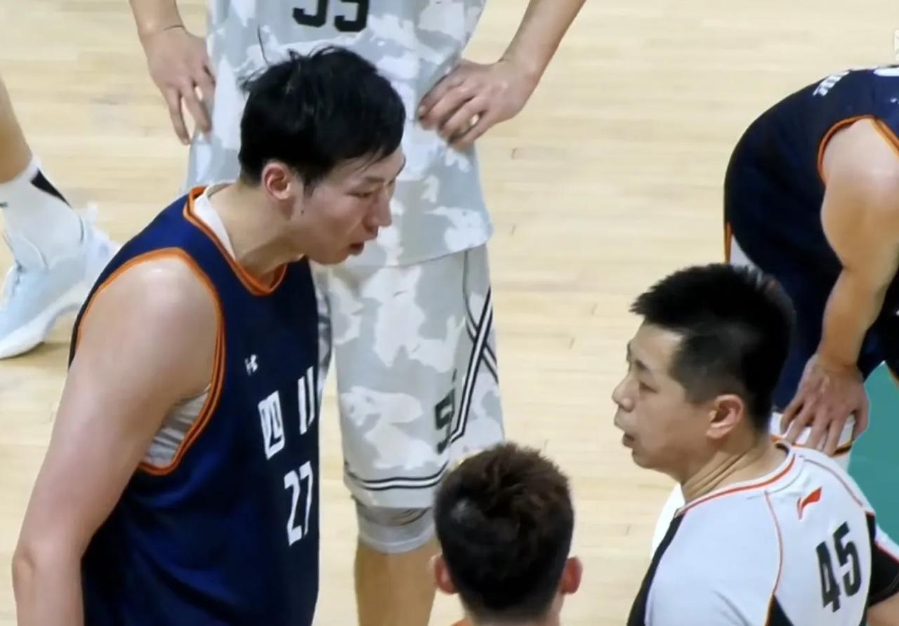 这裁判真是无敌了！全运会男篮预选赛本身热度就不高，好不容易有四川打辽宁这场焦点对