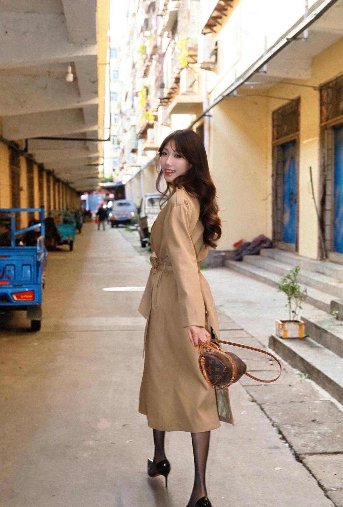 卡其风衣放宽一码，人立马瘦三斤。
黑丝不选哑光，专挑15D微闪，坐下那一下，大腿