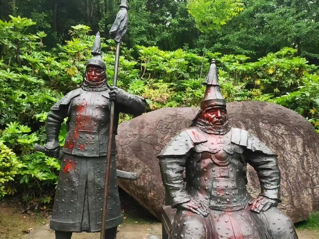 最近在网上看到湖南岳阳市公园内左宗棠的雕像被人泼红漆，感觉很愤怒。这都是些什么玩