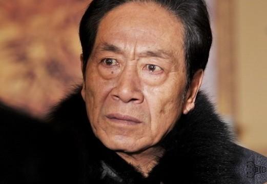 著名电影演员王奎荣快八十岁了，他的妻子这么年轻漂亮。听说，这位妻子当年主动追求王