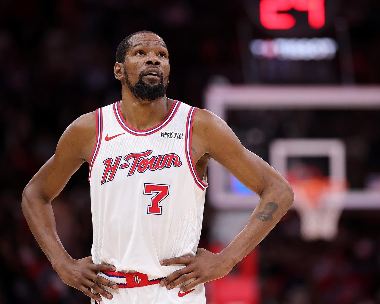 NBA官网真是可笑至极！随着詹姆斯加盟76人，休赛期各大球队的引援工作基本尘埃落