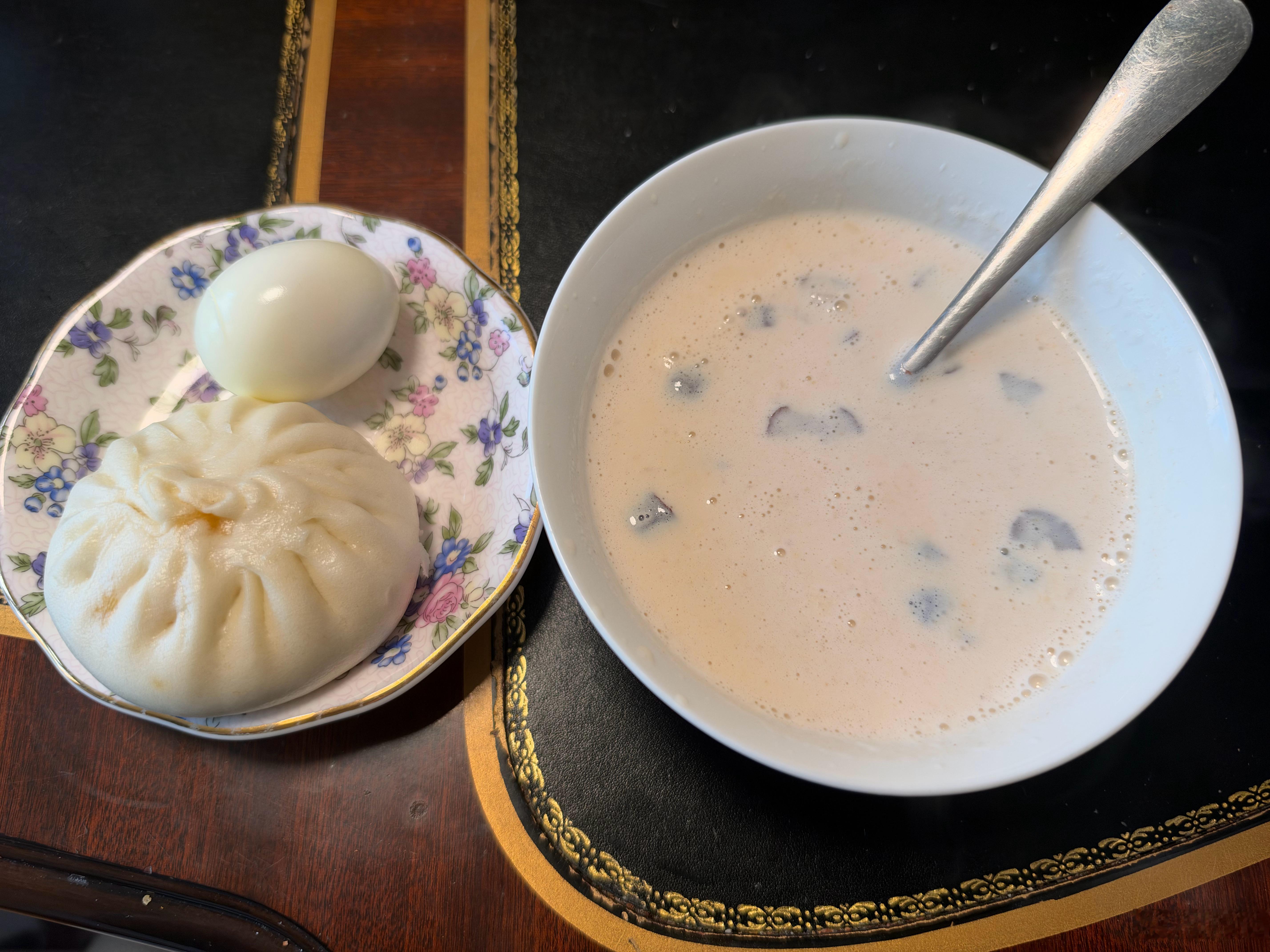 今日早餐，大枣牛奶燕麦粥，鸡蛋，萝卜馅包子一枚。 ​​​