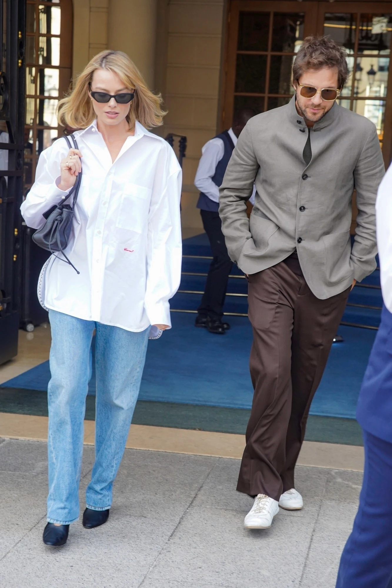 Margot Robbie和丈夫Tom Ackerley 2日巴黎外出晚餐 