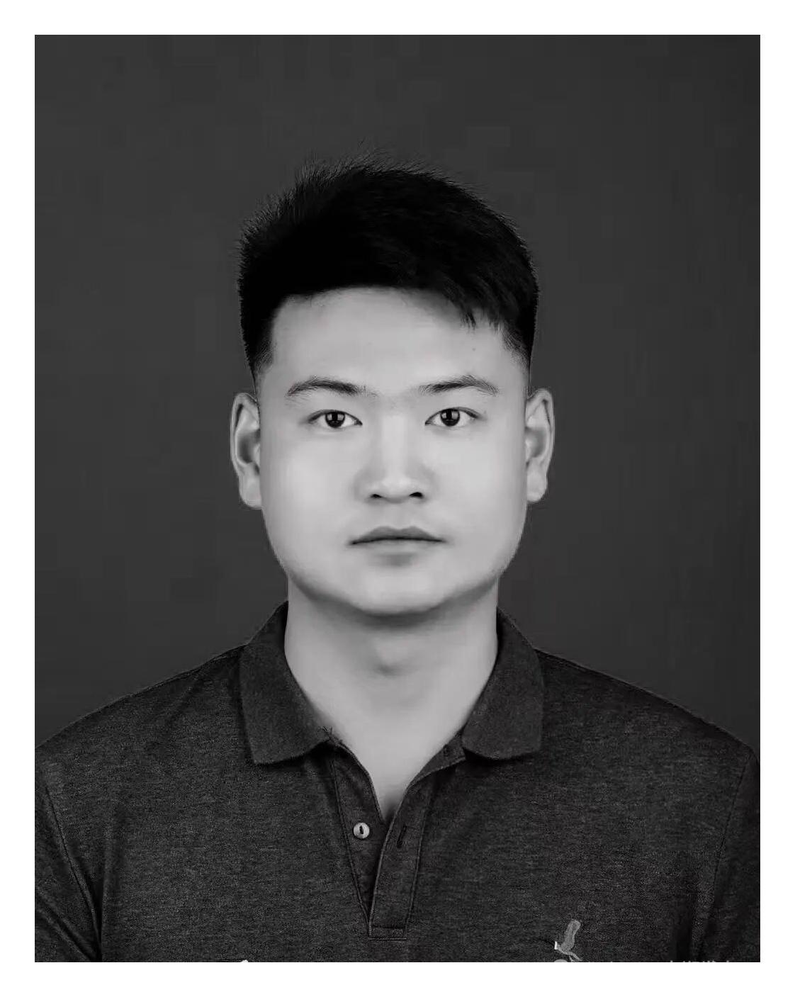 李杨
作者/刘兴聪

八一那天，雨倒扣枪管
雨不认人。不认军装上的徽章
不认笔记