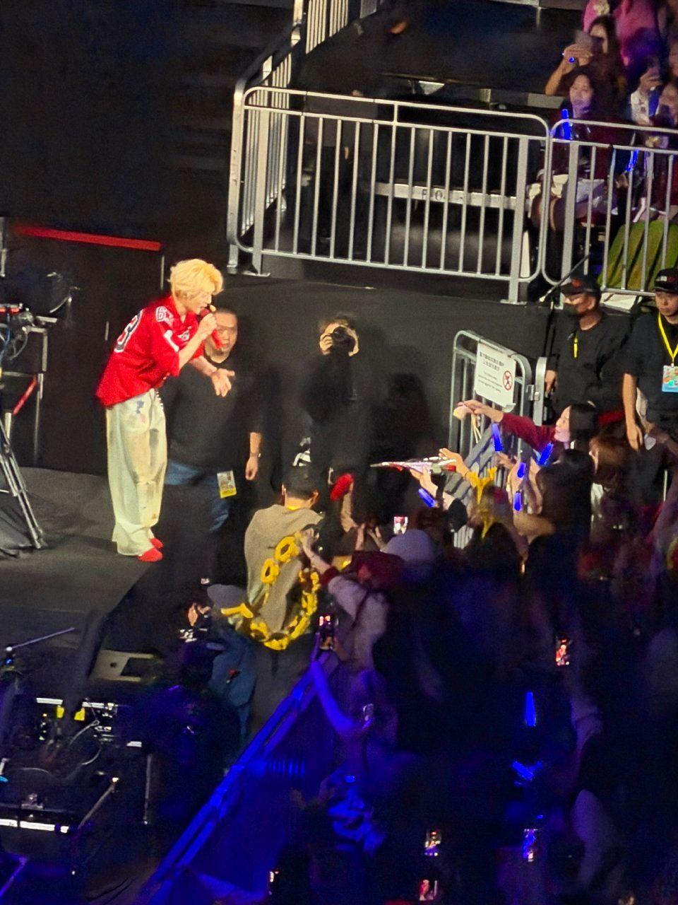 再靠近我一点点，收走了玫瑰花诶