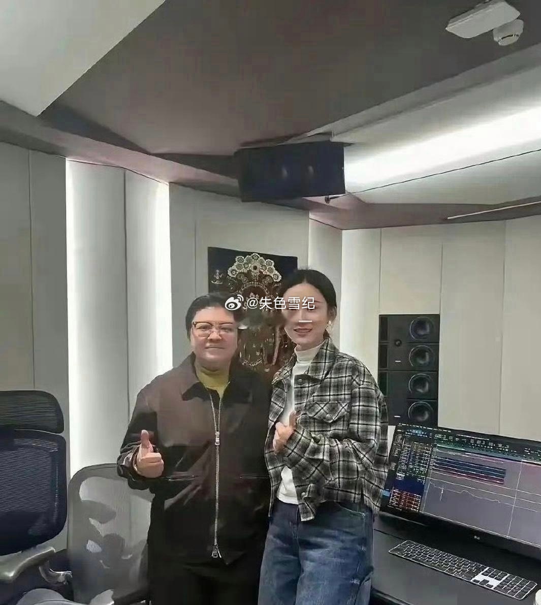 天呐，都快不认识了，这还是韩红么，怎么那么瘦了 ​​​