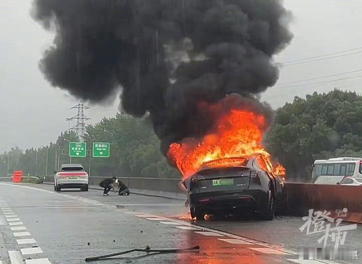 救人理想车主获李想赠车 李想给救人的车主送了一辆理想i9，这种虽然也有营销成分，