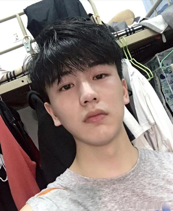 张凌赫素过非过没丑过张凌赫小时候就很多人追褪去镜头包装依旧耐看，全程没有颜值拉垮