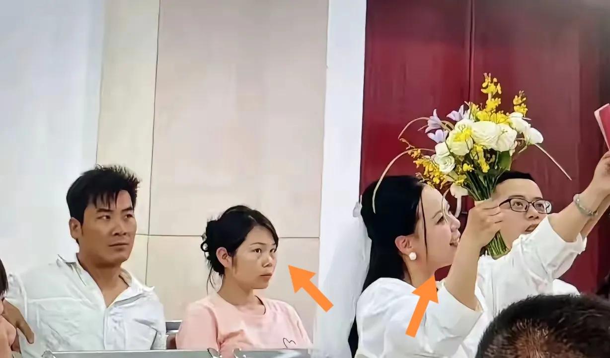 结婚新L满脸喜悦对比离婚一对一脸无奈。