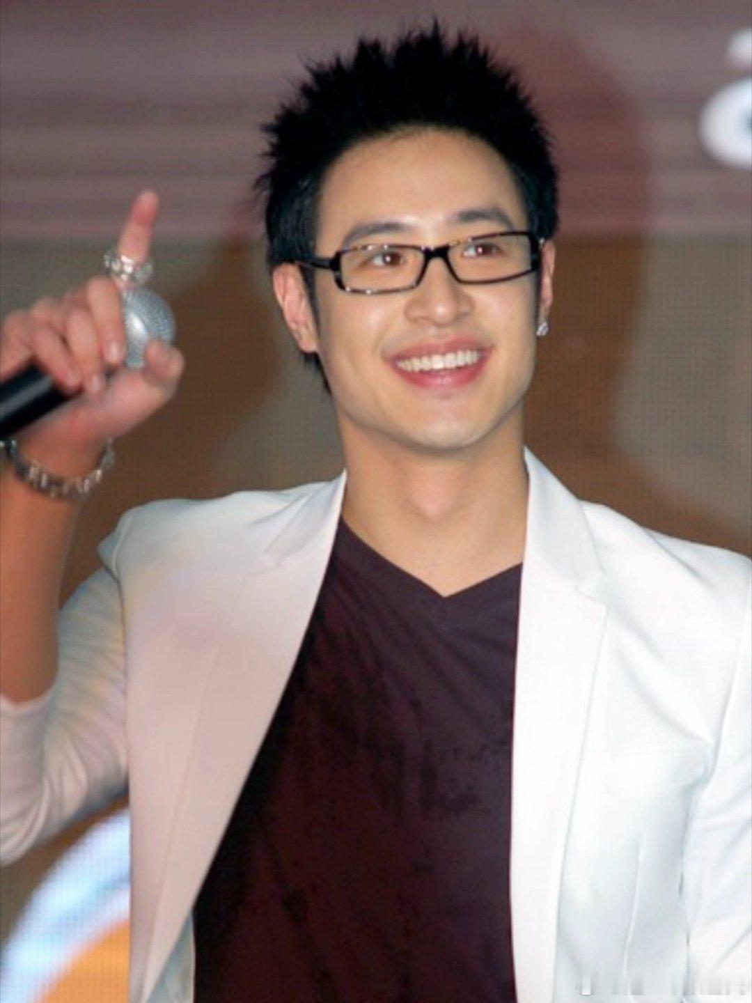 潘玮柏20年前的衣服还能穿一件外套见证二十年时光流转，潘玮柏早期穿搭被网友精准找