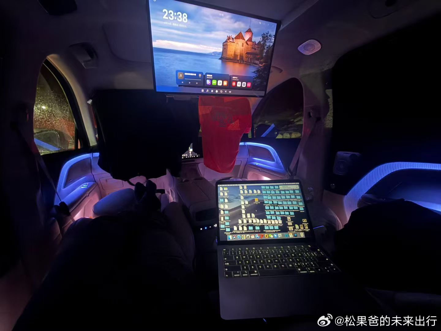 岚图泰山X8的座椅真值得夸一夸。一方面本身素质很好，右后座椅能到145°躺角，3
