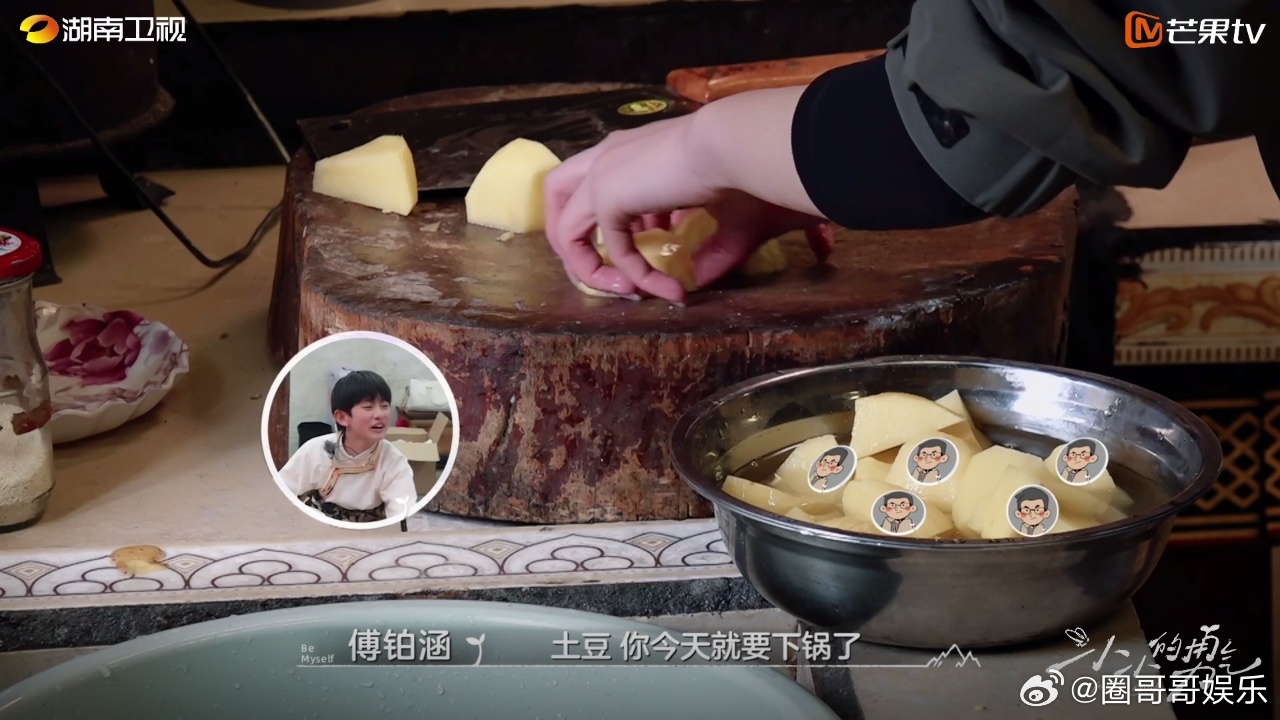 赵露思沉浸式备菜 赵露思备菜的视频太上头了！从洗菜到切配，每个动作都超治愈，做饭