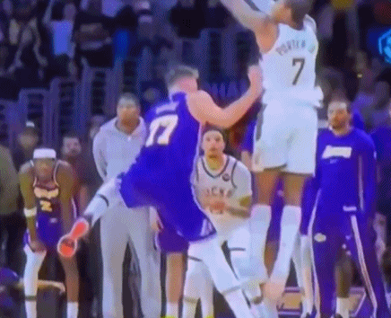 东契奇犯规慢动作 