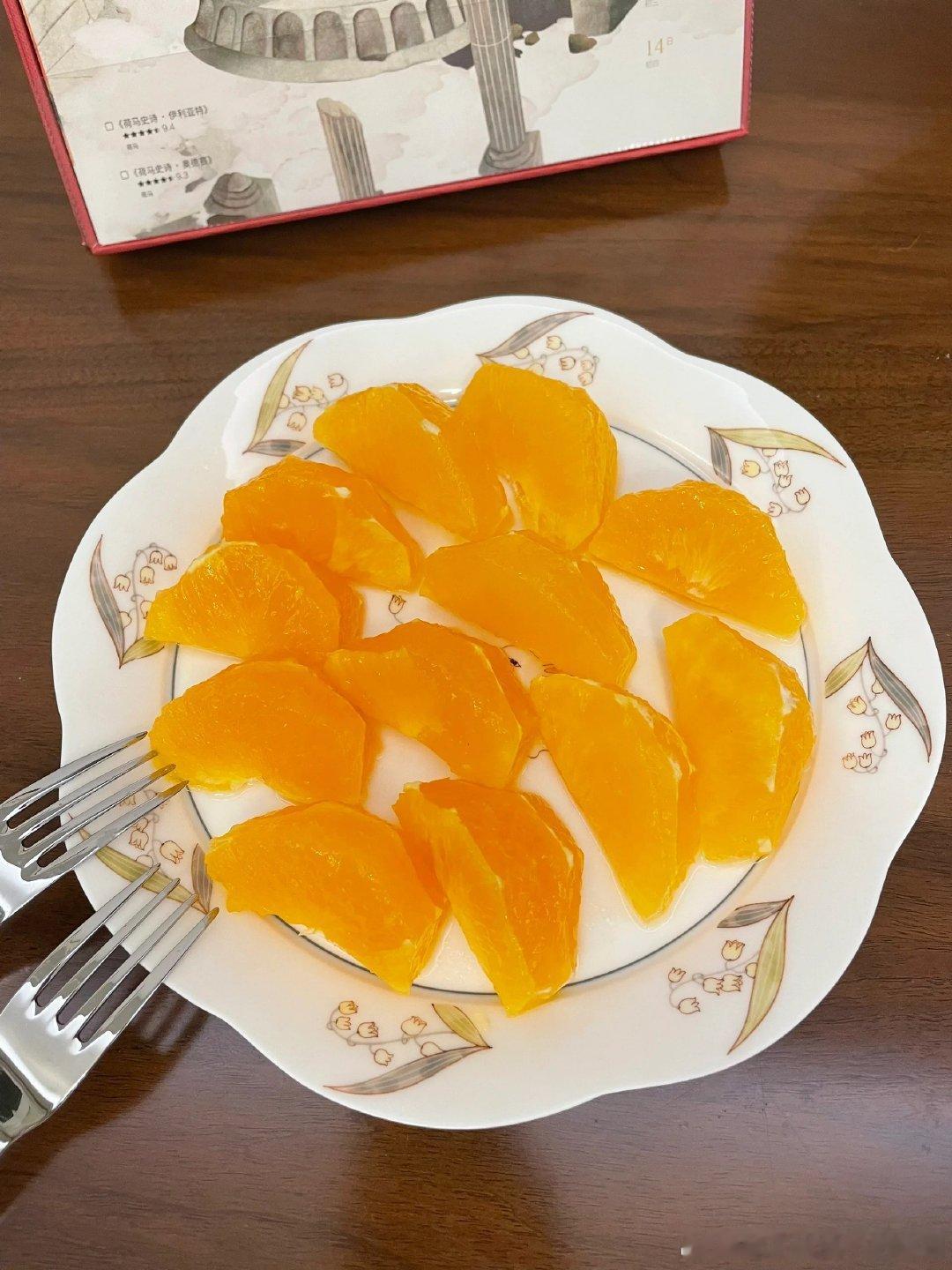 我发现果冻橙切块吃，比直接剥开一瓣瓣地吃，要好吃很多！汁水和肉感双倍满足[哇] 