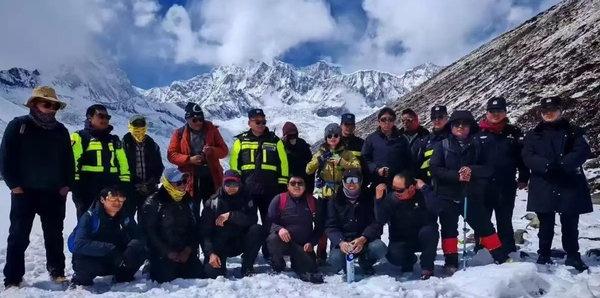 女生徒步失联被找到:用牛粪保温！女生失联后用牛粪保温在牛棚被找到 2月22日，一