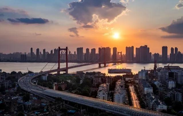 楼市如今一松千里。武汉最强宽松来了。多子女家庭，二套房算首套，三套房算二套。两套