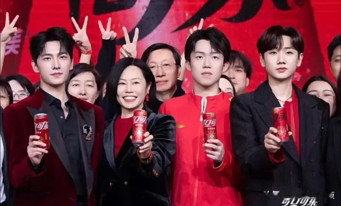怎么说呢，两个明星和一个运动员同框都好养颜，没想到王楚钦颜值这么突出