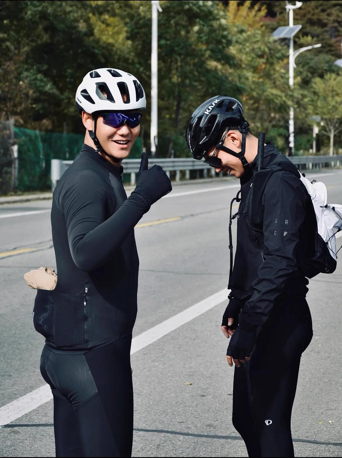 出来骑车吗？都是男骑
密云水库真的太好骑了
一圈一百公里，爬升1000M
没有大
