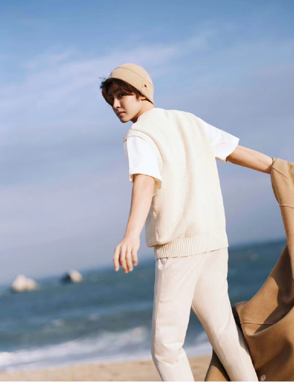 #侯明昊[超话]# #精简适我的更优解#在演艺圈拥有出色表现和超高人气的侯明昊官