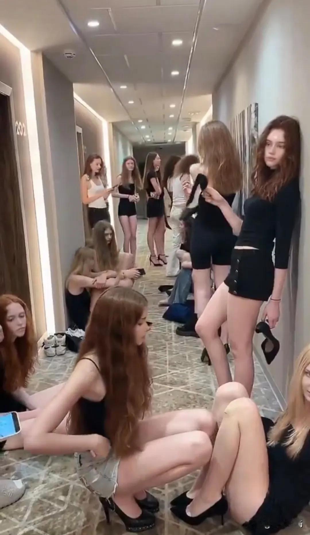 俄罗斯男人征兵去前线，俄罗斯女人选美去欧洲美国！西方大批模特经纪公司涌入俄罗斯，