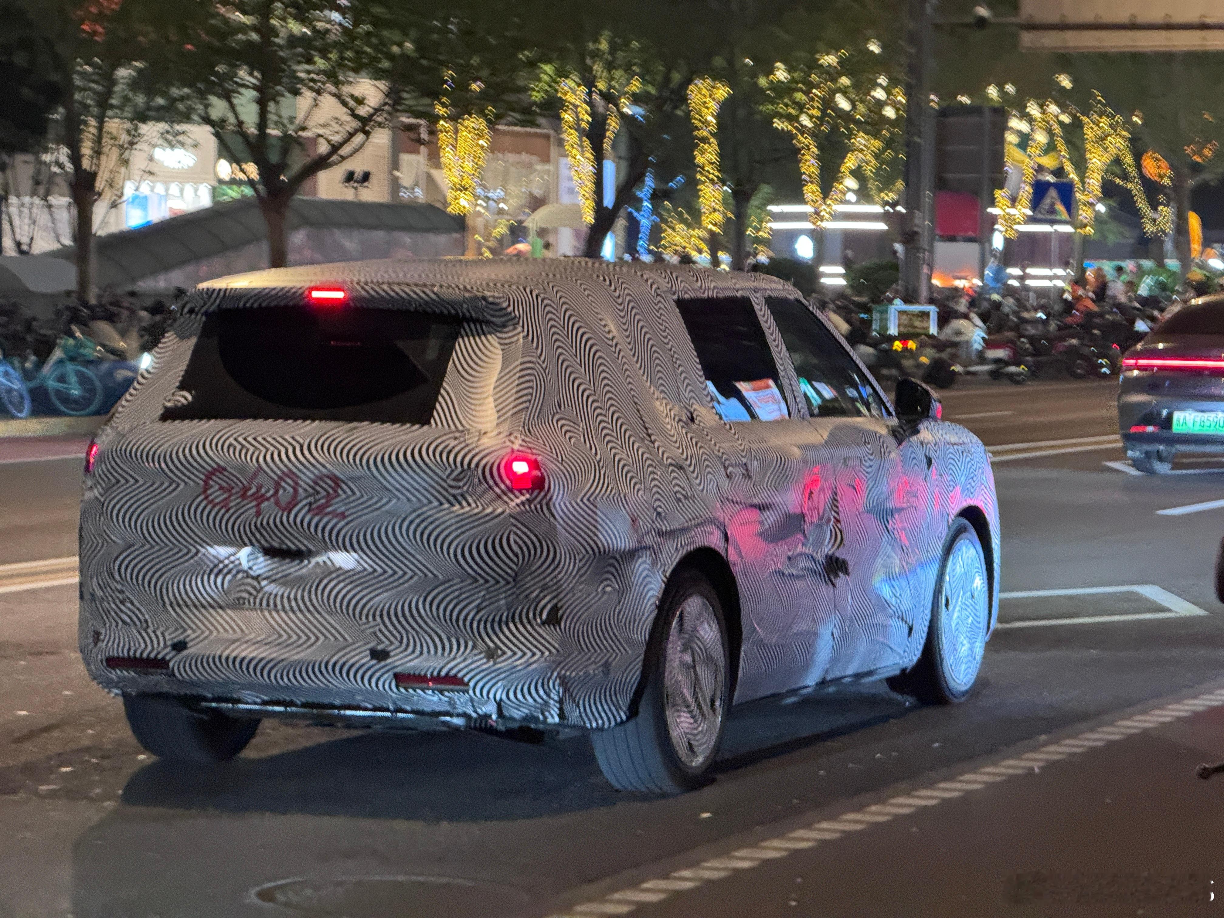 现在汽车行业节奏到底有多快？就是车企老板此时此刻在台上发布这台车，研发人员这个点