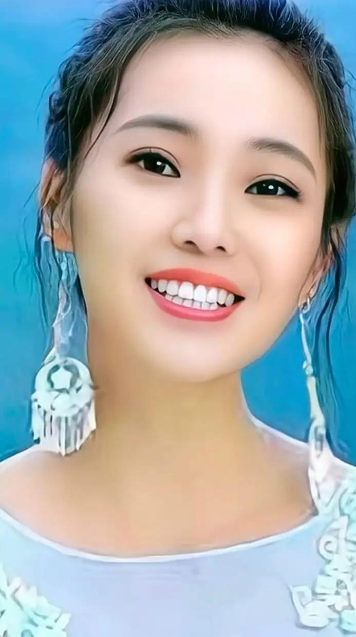 云朵真的是人美歌甜的典型代表！她有着柔美纯净的嗓音，每次听她唱歌，都感觉像是聆听