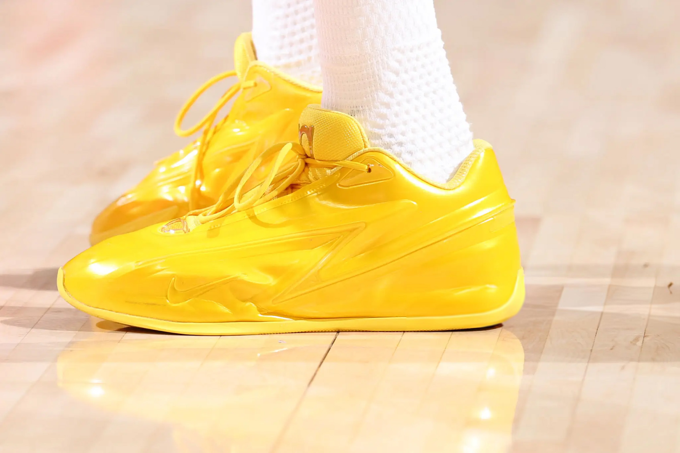 凯文·杜兰特 · Nike KD 19登场35分钟 18投10中 三分球7投4中