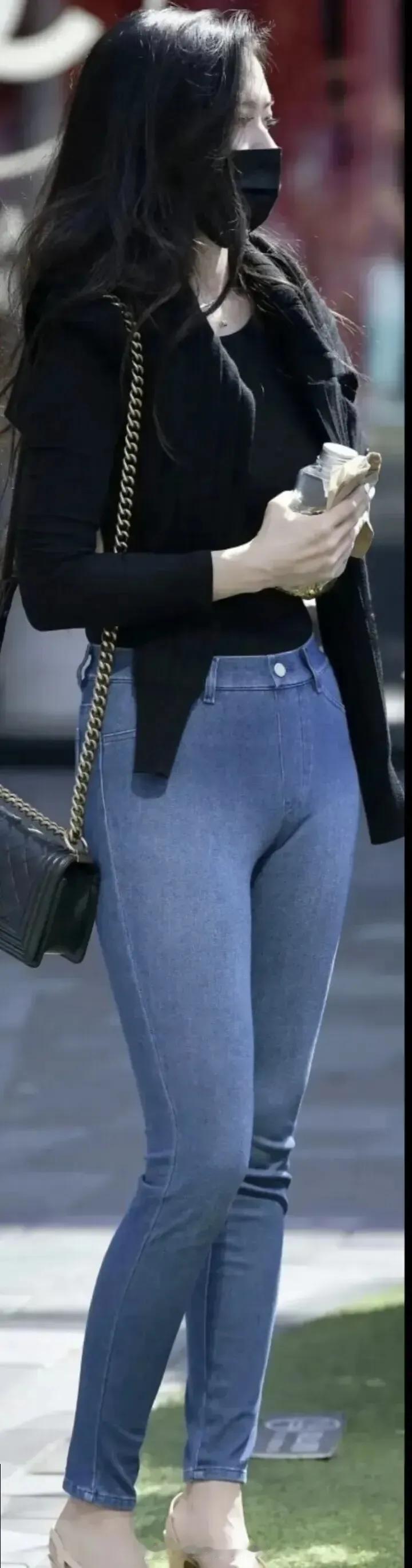 美丽的牛仔裤美女，背影也很美