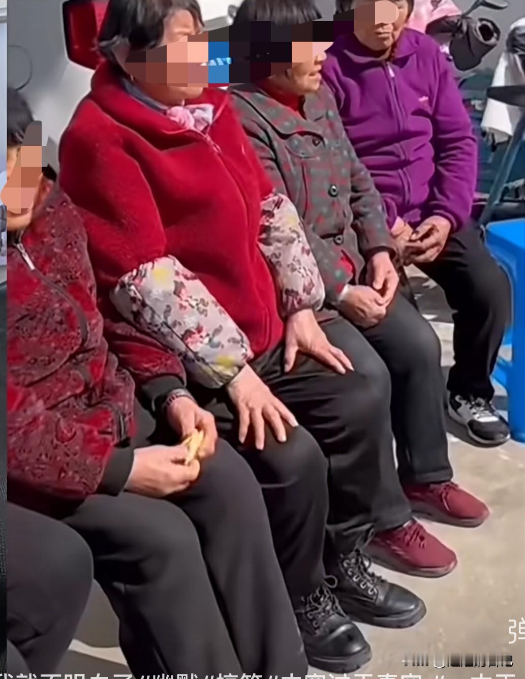 这是谁规定的呢，为啥女人到了一定年龄，服装都统一了呢。
我们去乡镇大集，街心广场