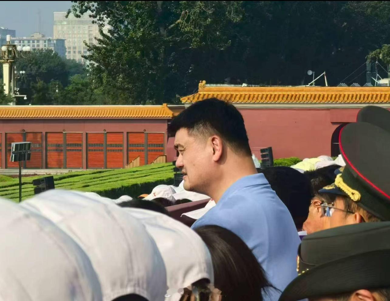 姚明也去了阅兵仪式观礼[吃惊]这二米大高个，坐在大前排，后面观众只能看到他的背影