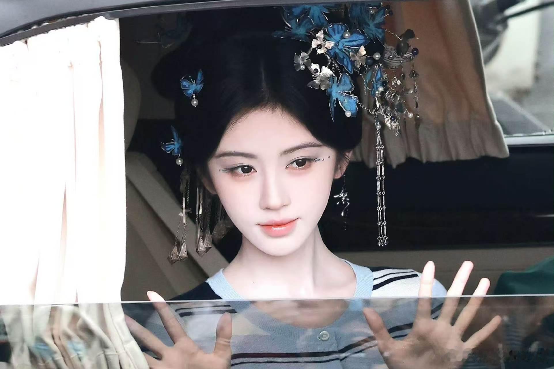 鞠婧祎苏绿夏妖妃造型鞠婧祎解锁《万花世界》新造型，蓝蝶妖妃搭配苏绿夏人设相得益彰