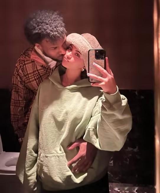 布朗尼与女友帕克甜蜜合照曝光，两人从高中爱到现在，这感情也太稳定了吧！
情人节当