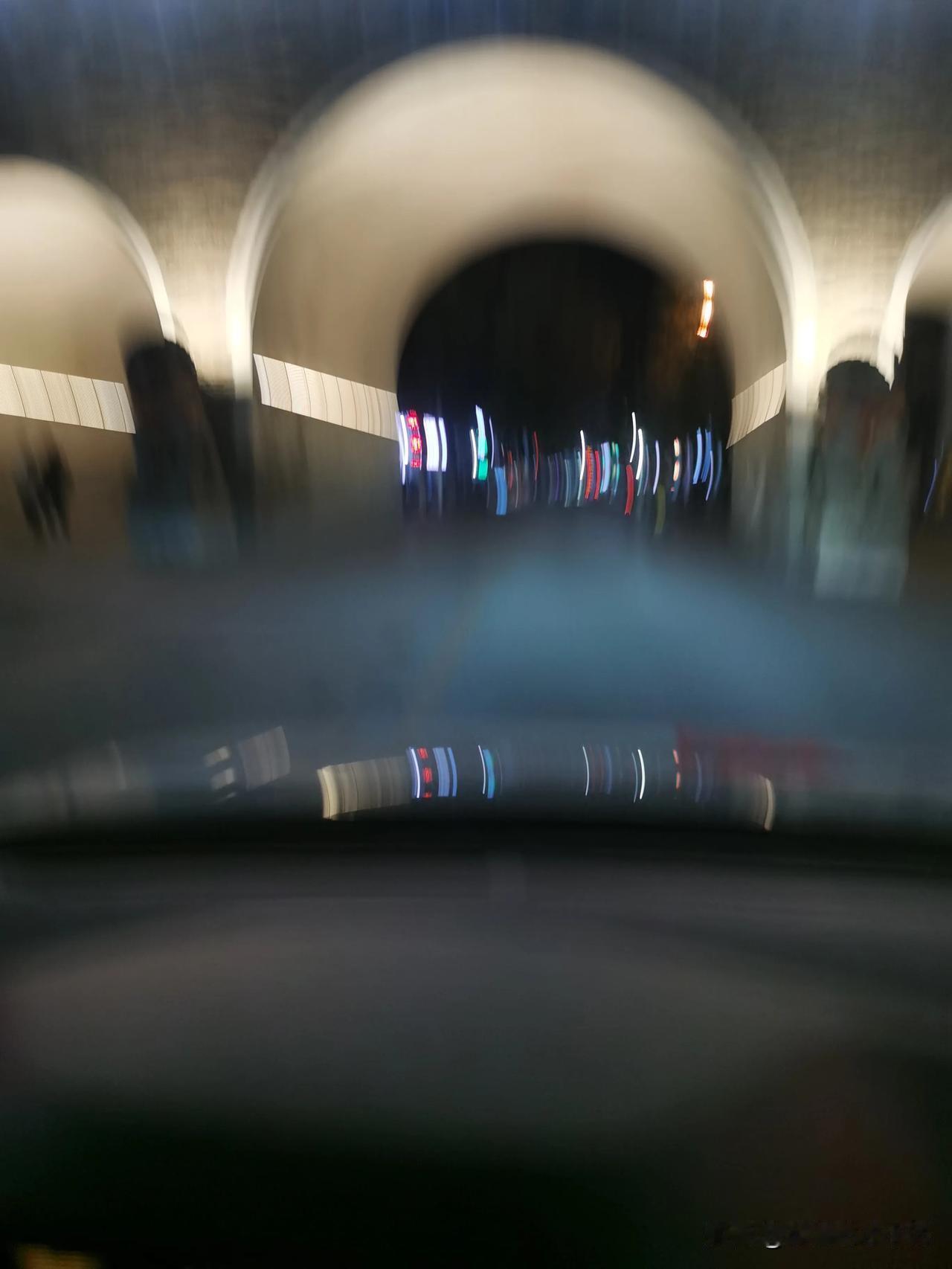 站在千年古城的大门前，我感受到了历史的厚重和文化的瑰丽，仿佛时光在这里流转，故事