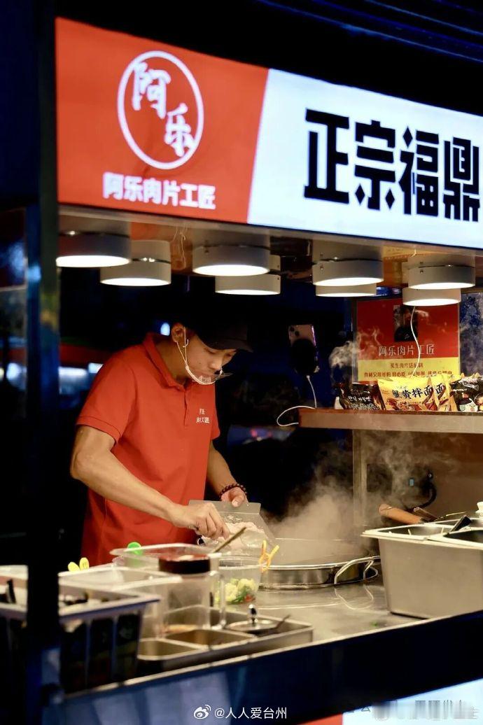 玉环无声小店熬出甜日子 在浙江玉环市玉城街道城中路，有一间不足30㎡的瘦肉丸小店