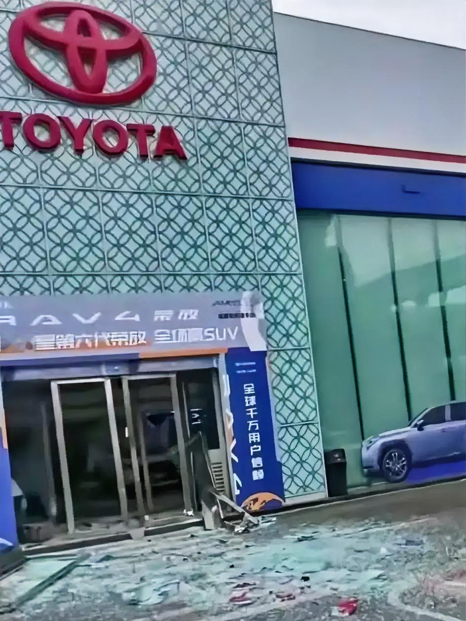 成都这把火烧得真是让人心里发慌，仅仅为了2万块钱的购车定金，就把一家好端端的4S