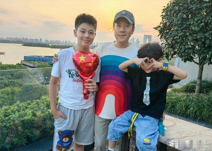 蔡国庆的两个儿子颜值很高，想必他的妻子也很漂亮。 ​​​